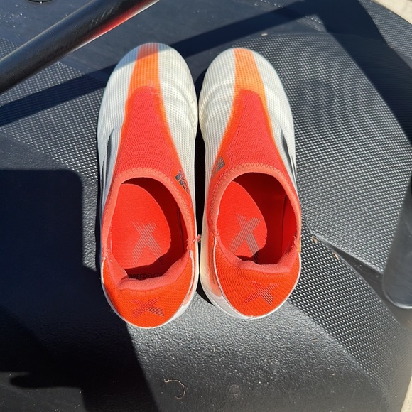 BOYS ADIDAS SOCCER CLEATS SIZE 4 …..$35 - Picture 3 of 6